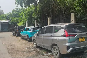 Ô tô vô chủ đậu cả năm không ai tới lấy ở quận Tân Phú