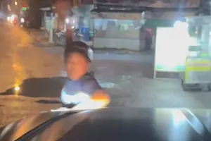 Công an làm việc với hai người đàn ông chặn ô tô, ném đá vào kính chắn gió