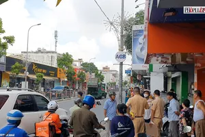 Cảnh sát phong tỏa một đoạn đường Quang Trung sau tai nạn chết người