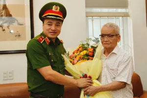 Thiếu tướng Mai Hoàng chúc thọ người cao tuổi tiêu biểu tại TP Thủ Đức