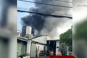 Cháy dữ dội kho hàng ở Hóc Môn, nhiều tài sản bị thiêu rụi