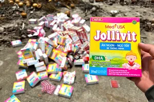 Có hơn 4.200 hộp thực phẩm chức năng bị đổ bỏ ở Bình Chánh