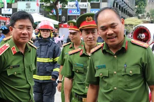 Trung tướng Nguyễn Tuấn Anh thị sát việc trải nghiệm PCCC trên phố đi bộ Nguyễn Huệ