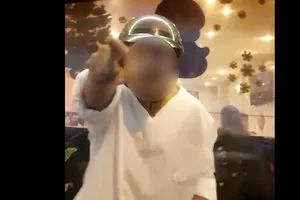 Vô tình nhìn người đi đường, tài xế công nghệ bị chặn lại đập phá xe ở quận 5