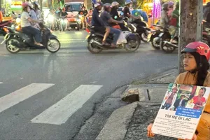 Cô gái 18 tuổi 3 tháng ròng đi khắp nơi tìm mẹ mất tích ở TP.HCM