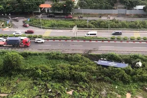 Xe container tông dải phân cách đường dẫn cao tốc TP.HCM – Long Thành rồi lật ngang