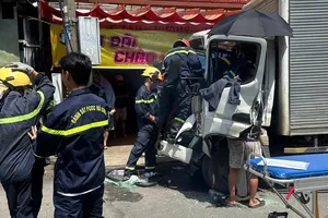 Tông 2 xe tải, hai tài xế mắc kẹt trong cabin ở Tân Phú