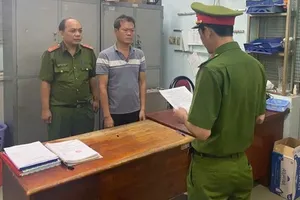 Bắt khẩn cấp người giật sập cửa nhà hàng xóm vì bị nhắc hát karaoke ồn ào