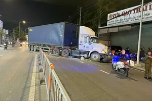 Container mất lái cày nát dải phân cách, chắn ngang đường ở xã Đông Thạnh