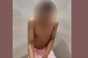 Đổ nước ngọt lên người, vờ bị chích điện để gia đình chuyển tiền cho lừa đảo