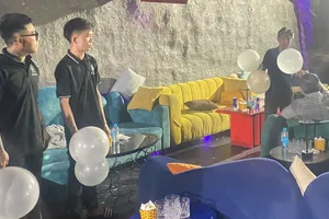 Khởi tố 8 người trong đường dây buôn bán khí cười cực lớn ở TP.HCM