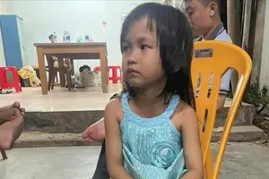 Công an xác minh người phụ nữ xưng là cô ruột đến nhận bé gái đi lạc 
