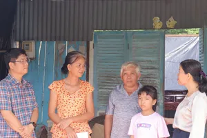 13 hộ dân dân bị tốc mái do mưa dông ở xã Củ Chi được chính quyền hỗ trợ kịp thời