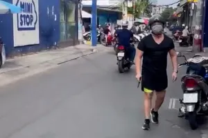 Người đàn ông cầm dao đe dọa tài xế xe ba gác giữa đường phố TP.HCM