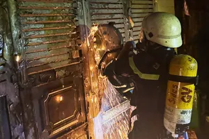 Cháy nhà lúc 2 giờ sáng, 3 người leo qua ban công thoát chết 