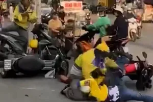 2 tài xế xe ôm công nghệ đánh nhau giữa đường phố