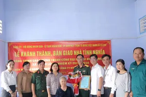 Bàn giao nhà tình nghĩa quân – dân cho người nhà mẹ Việt Nam anh hùng Nguyễn Thị Lắng