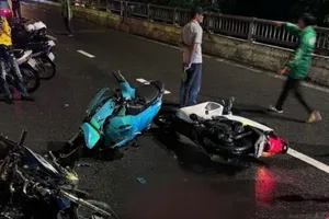 Xe máy chạy ngược chiều gây tai nạn trên cầu vượt Ngã Tư Ga, 3 người bị thương
