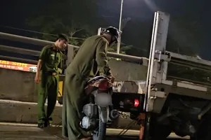 Bé gái 2 tuổi tử vong trong tai nạn giữa xe đưa rước công nhân và xe máy