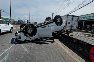 Ô tô chở 4 người tông dải phân cách, lật ngửa trên dốc cầu Bình Thuận