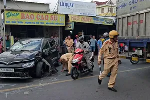TP.HCM: Tông liên hoàn 2 ô tô và 1 xe máy, nhiều người bị thương