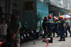 Cháy chung cư ở phường Sài Gòn, cảnh sát điều robot dập lửa