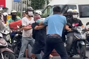 Đánh cụ ông giữa ở phường Sài Gòn, người đàn ông bị công an đưa về trụ sở