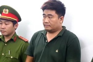 Công an TP.HCM giữ người trong trường hợp khẩn cấp với tài xế đánh cụ ông giữa đường 