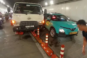 Tông liên hoàn 4 ô tô trong hầm Thủ Thiêm, giao thông ùn tắc