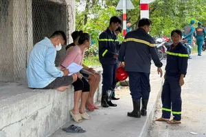 Cảnh sát lặn tìm nam thanh niên 16 tuổi câu cá nghi rơi xuống kênh Xáng, xã Hóc Môn