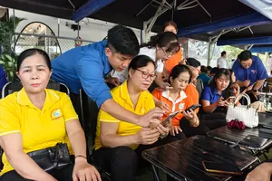 Mô hình người dân cà phê sáng cùng lãnh đạo ở Nhuận Đức