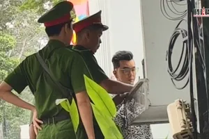 Ca sĩ Ưng Hoàng Phúc nhóm Ngũ Hổ Tướng xuất hiện tại trụ sở Công an TP.HCM