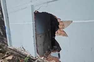 Xe taxi công nghệ tông thủng tường nhà dân ở TP.HCM