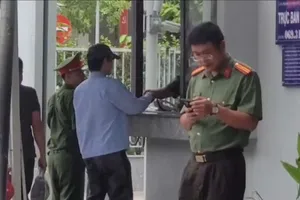 Ca sĩ Khánh Phương làm việc với Công an TP.HCM liên quan MV 'Anh em trước sau như một'