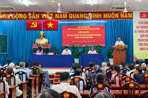 Cử tri nêu nhiều ý kiến về dự án treo và giáo dục