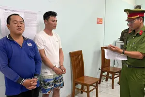 Bắt 2 người bơm nước máy vào bình giả thương hiệu nổi tiếng rồi bán cho dân