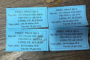 Đưa tiền 'bồi dưỡng' để nhận phiếu phát quà từ thiện ngày 20-10 ở TP.HCM, nhiều người bị lừa