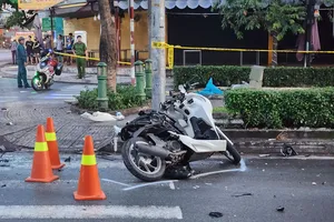 Xe máy va chạm xe tải đông lạnh, đôi nam nữ người chết, người nguy kịch