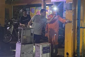 Điều tra vụ thanh niên nghi bị điện giật chết khi đi qua đường ngập nước ở trung tâm TP