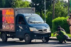 Người đàn ông va chạm với xe chở rau, tử vong trên đường Tân Sơn