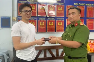 Đi taxi công nghệ đến phường Sài Gòn, người đàn ông quên ví chứa 1.600 đô la Mỹ