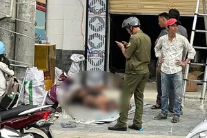 Người đàn ông bị nghi điện giật rơi từ tầng 1 khi thi công biển quảng cáo