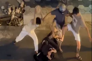2 người bị vây đánh hội đồng dã man trên đường ở xã Hóc Môn