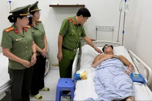 Trung tá cảnh sát Công an TP.HCM bị thương khi hỗ trợ chống lũ ở Đắk Lắk.