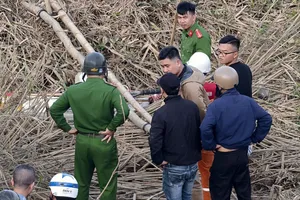 Đi nhặt củi trên sông Trà Khúc, phát hiện người chết trên ghe giữa sông