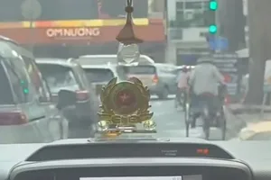 TP.HCM: Công an phường hú còi mở đường, đưa thai phụ đến bệnh viện