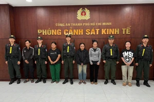 TP.HCM: 5 người mua hóa chất công nghiệp về pha trộn thành dầu gió giả