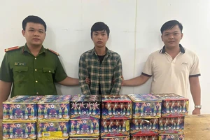 TP.HCM: Triệt phá 2 'đại lý' pháo nổ online dịp cận Tết