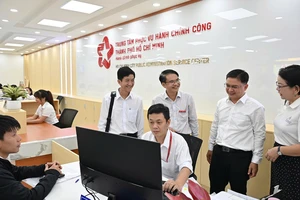 Lãnh đạo TP.HCM kiểm tra 'siêu' Trung tâm Phục vụ hành chính công ngày đầu vận hành