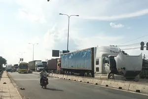Hai xe đầu kéo hỏng máy, chắn hai làn đường ở Thủ Đức